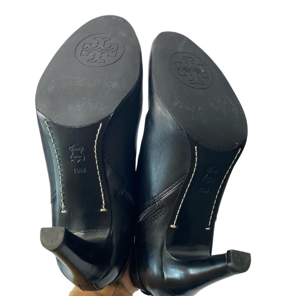 Tory Burch Black
Bristol Equestrian Calf
Leather Ankle Zip Bootie size 10M - Picture 11 of 14